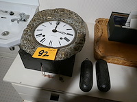 Antieken stoelen en wandhorloge - afbeelding 3 van  5