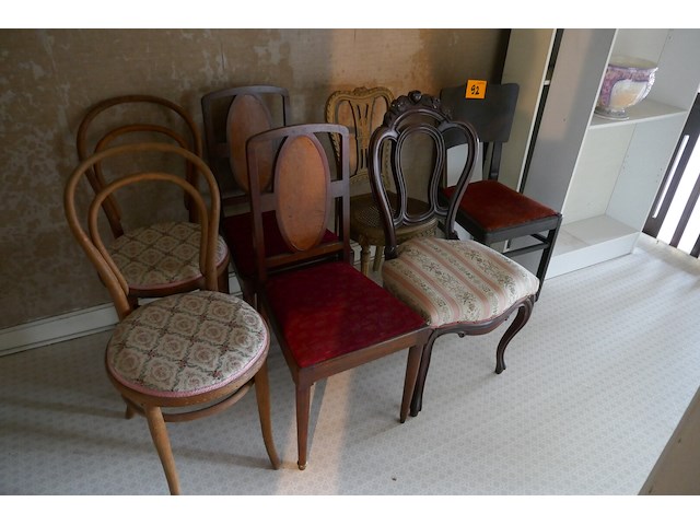 Antieken stoelen en wandhorloge - afbeelding 4 van  5