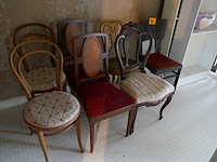 Antieken stoelen en wandhorloge - afbeelding 4 van  5