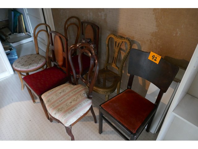 Antieken stoelen en wandhorloge - afbeelding 5 van  5