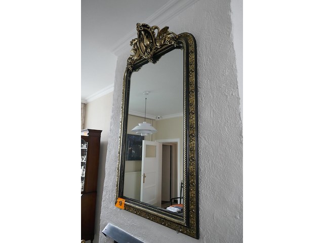 Antieken wandspiegel met rijk versierde lijs - afbeelding 1 van  3