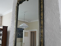 Antieken wandspiegel met rijk versierde lijs - afbeelding 1 van  3