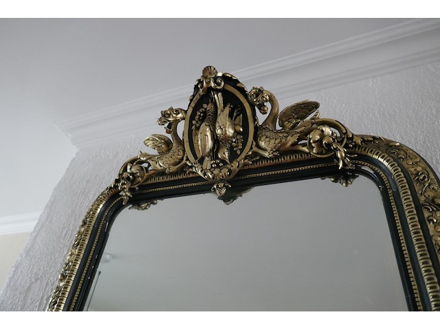 Antieken wandspiegel met rijk versierde lijs - afbeelding 2 van  3