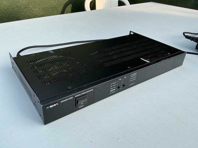 Apart revamp 2250 – 2-kanaals professionele versterker – gebruikt maar perfect werkend - afbeelding 3 van  6