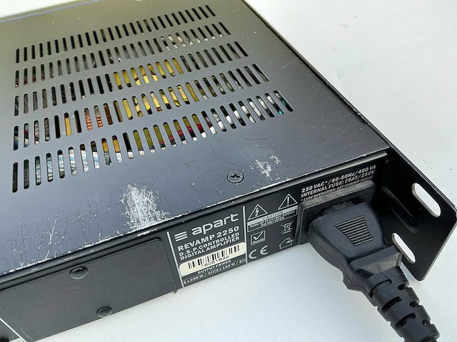 Apart revamp 2250 – 2-kanaals professionele versterker – gebruikt maar perfect werkend - afbeelding 5 van  6