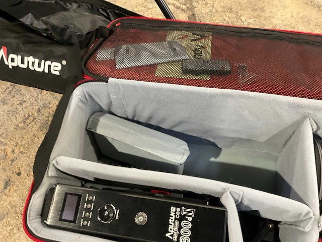 Apature 300d spotlight met statief manfrotto 1004bac - afbeelding 2 van  14