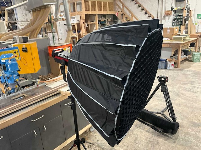 Apature 300d spotlight met statief manfrotto 1004bac - afbeelding 8 van  14