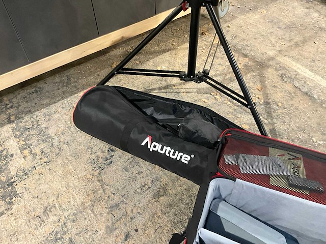 Apature 300d spotlight met statief manfrotto 1004bac - afbeelding 2 van  12