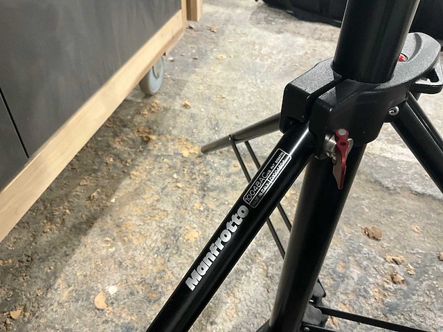 Apature 300d spotlight met statief manfrotto 1004bac - afbeelding 3 van  12