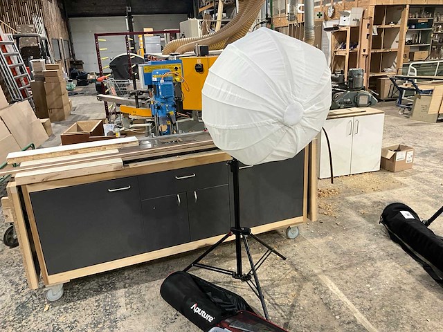 Apature 300d spotlight met statief manfrotto 1004bac - afbeelding 1 van  12