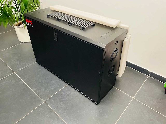 Apc - netshelter wx - ar106vi - 6u serverkast - overige servers en toebehoren - afbeelding 1 van  12