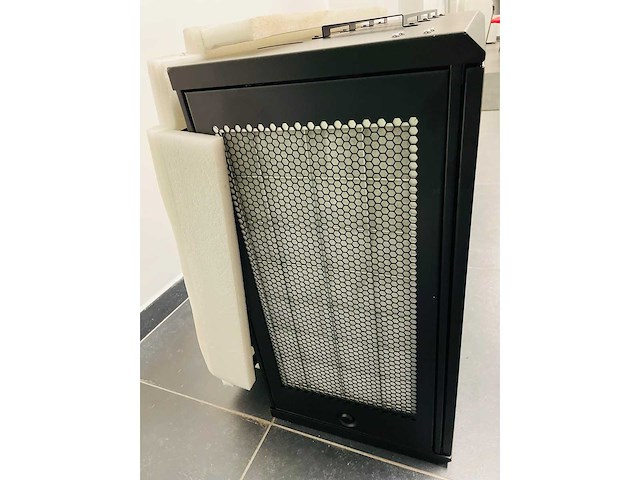 Apc - netshelter wx - ar106vi - 6u serverkast - overige servers en toebehoren - afbeelding 2 van  7