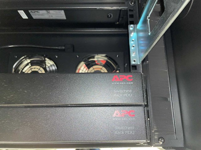 Apc - netshelter wx - ar106vi - 6u serverkast - overige servers en toebehoren - afbeelding 3 van  7