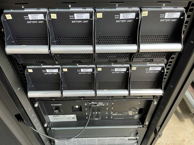 Apc symmetra px,sycf 40kh serverkast met inhoud,intiligence module,power module + 8 x batterij unit model sybtu1-plp enz - afbeelding 6 van  10