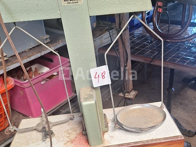 Apotheekschaal en 3 straatlantaarns - afbeelding 8 van  9