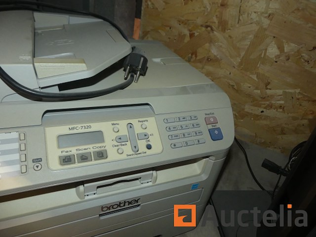 Apparatuur van bureautafel; pc-toren, scherm, toetsenbord, muis, printer - afbeelding 3 van  12