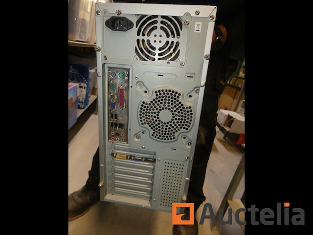 Apparatuur van bureautafel; pc-toren, scherm, toetsenbord, muis, printer - afbeelding 1 van  12