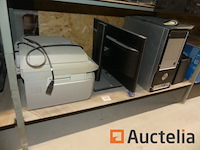 Apparatuur van bureautafel; pc-toren, scherm, toetsenbord, muis, printer - afbeelding 5 van  12