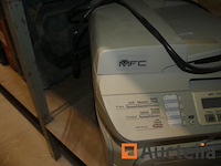 Apparatuur van bureautafel; pc-toren, scherm, toetsenbord, muis, printer - afbeelding 6 van  12