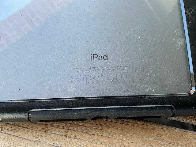 Apple - a1823 - ipad 2017 32gb wifi 4g spacegrijs - tablet - afbeelding 4 van  4