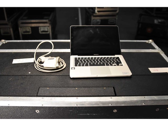 Apple - macbook pro 13 inch - laptop - afbeelding 1 van  1