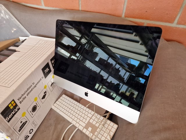 Apple imac + bureelgerief - afbeelding 2 van  8