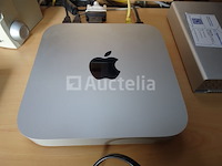 Apple mac mini computer en apple toetsenbord, dell display