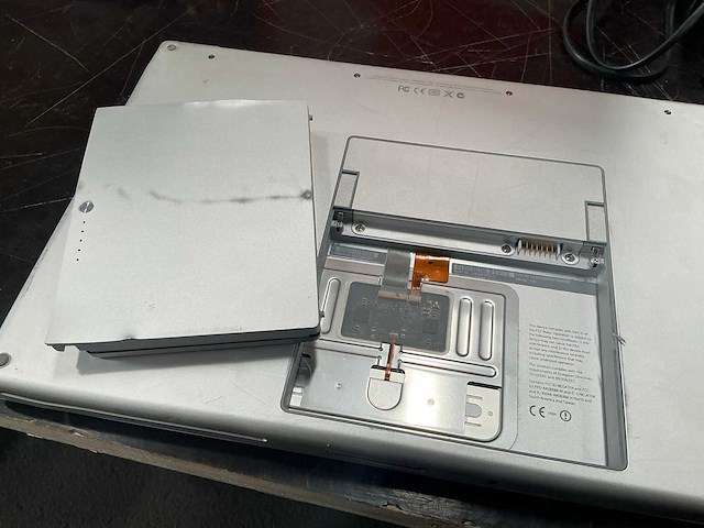 Apple macbook 15” g4 titanium - afbeelding 5 van  5