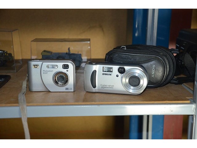 Apple mini mac 1.83, 3 smartphones, compact camera hp e337, compact camera sony cybershot, 2 speelgoed auto - afbeelding 5 van  8