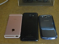 Apple mini mac 1.83, 3 smartphones, compact camera hp e337, compact camera sony cybershot, 2 speelgoed auto - afbeelding 7 van  8