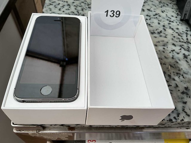 Apple mp8222nf/a iphone se - afbeelding 1 van  3