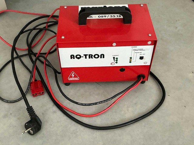 Aq-tron acculader - afbeelding 1 van  2