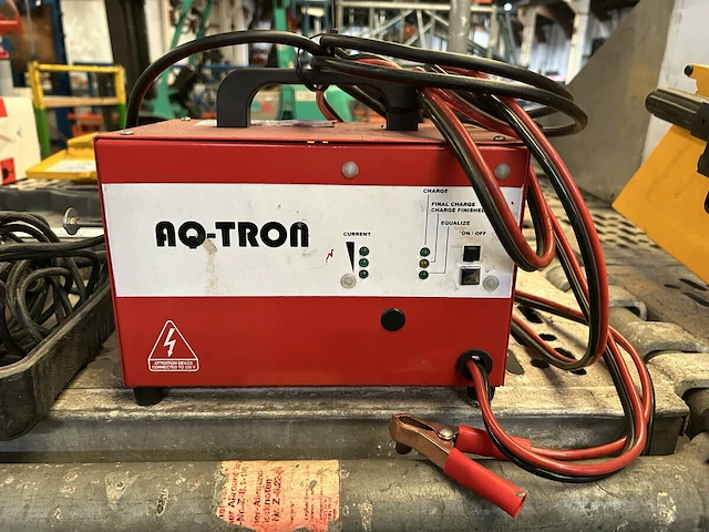 Aqtron acculader - afbeelding 1 van  3