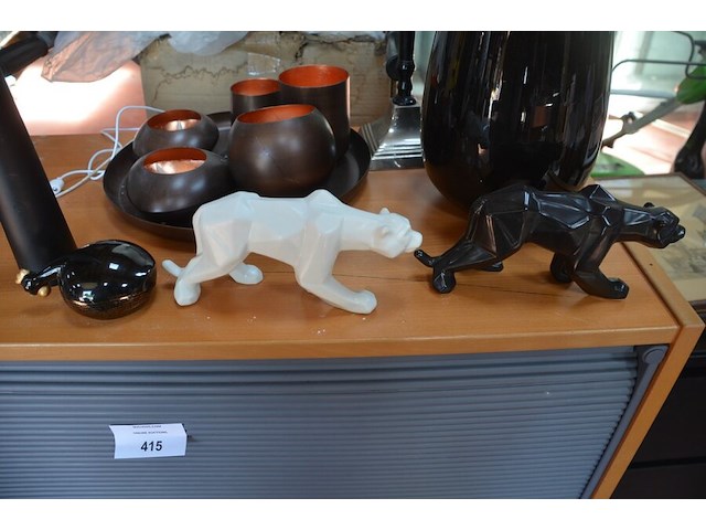 Archiefkast met 2 rol deuren 84x41x99 cm, moderne staanlamp, 2 moderne tafellampen, 2 kandelaars, 3 beeldjes, dienblad met 5 theelichthouders - afbeelding 2 van  11