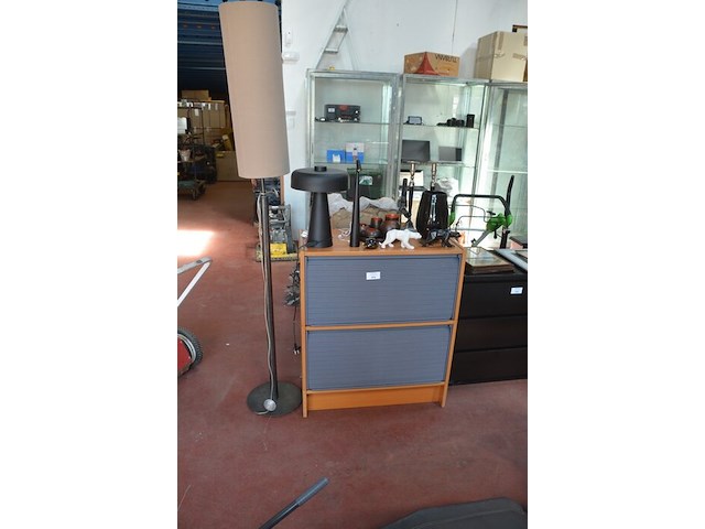 Archiefkast met 2 rol deuren 84x41x99 cm, moderne staanlamp, 2 moderne tafellampen, 2 kandelaars, 3 beeldjes, dienblad met 5 theelichthouders - afbeelding 1 van  11