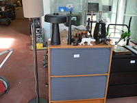 Archiefkast met 2 rol deuren 84x41x99 cm, moderne staanlamp, 2 moderne tafellampen, 2 kandelaars, 3 beeldjes, dienblad met 5 theelichthouders