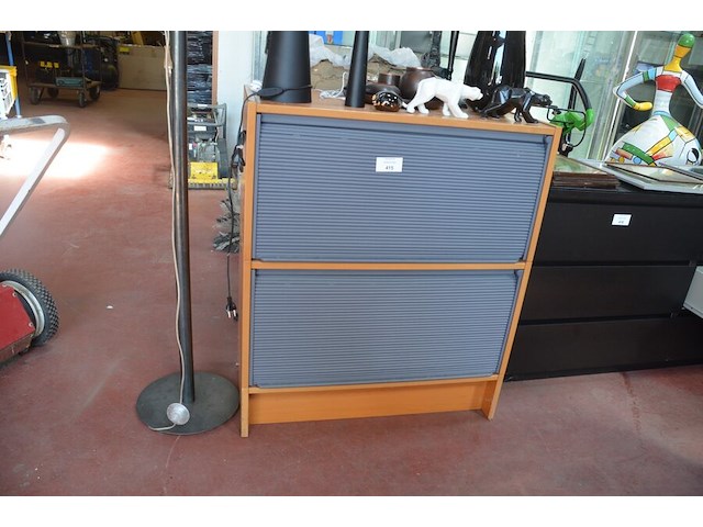 Archiefkast met 2 rol deuren 84x41x99 cm, moderne staanlamp, 2 moderne tafellampen, 2 kandelaars, 3 beeldjes, dienblad met 5 theelichthouders - afbeelding 6 van  11
