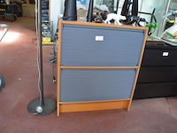 Archiefkast met 2 rol deuren 84x41x99 cm, moderne staanlamp, 2 moderne tafellampen, 2 kandelaars, 3 beeldjes, dienblad met 5 theelichthouders - afbeelding 6 van  11