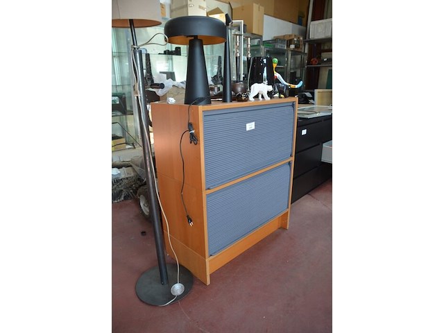 Archiefkast met 2 rol deuren 84x41x99 cm, moderne staanlamp, 2 moderne tafellampen, 2 kandelaars, 3 beeldjes, dienblad met 5 theelichthouders - afbeelding 7 van  11
