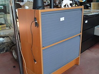 Archiefkast met 2 rol deuren 84x41x99 cm, moderne staanlamp, 2 moderne tafellampen, 2 kandelaars, 3 beeldjes, dienblad met 5 theelichthouders - afbeelding 7 van  11