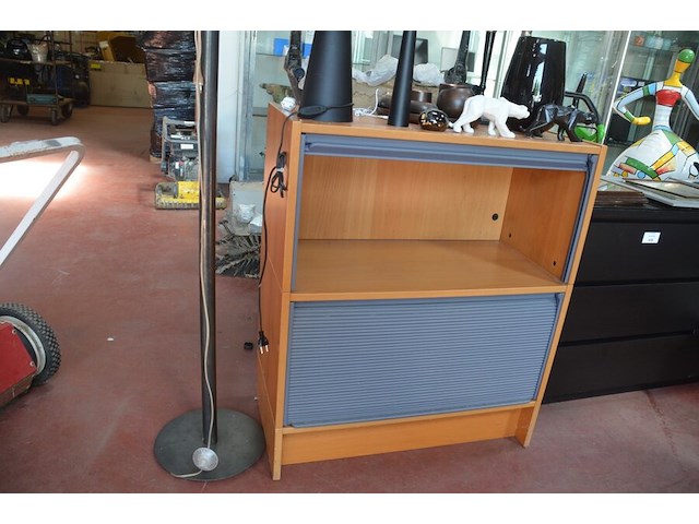 Archiefkast met 2 rol deuren 84x41x99 cm, moderne staanlamp, 2 moderne tafellampen, 2 kandelaars, 3 beeldjes, dienblad met 5 theelichthouders - afbeelding 8 van  11