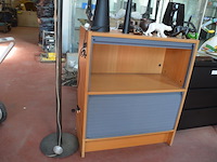 Archiefkast met 2 rol deuren 84x41x99 cm, moderne staanlamp, 2 moderne tafellampen, 2 kandelaars, 3 beeldjes, dienblad met 5 theelichthouders - afbeelding 8 van  11