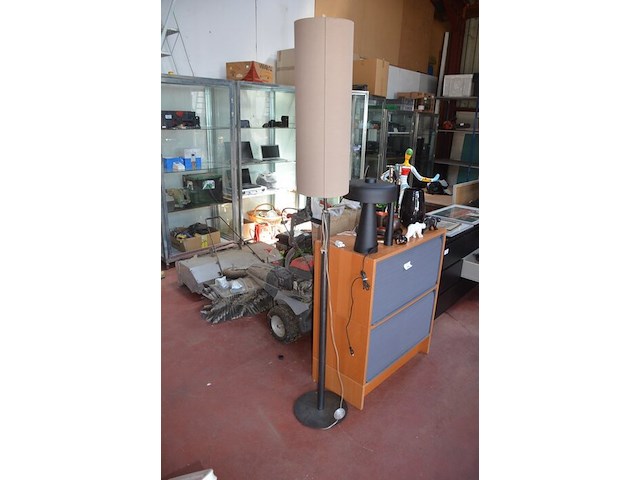 Archiefkast met 2 rol deuren 84x41x99 cm, moderne staanlamp, 2 moderne tafellampen, 2 kandelaars, 3 beeldjes, dienblad met 5 theelichthouders - afbeelding 9 van  11