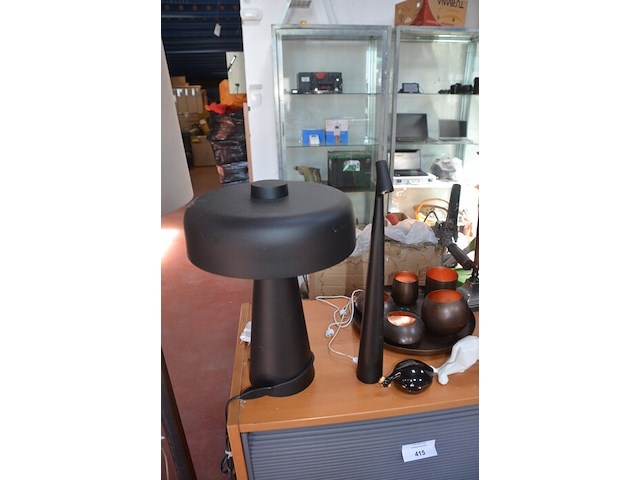 Archiefkast met 2 rol deuren 84x41x99 cm, moderne staanlamp, 2 moderne tafellampen, 2 kandelaars, 3 beeldjes, dienblad met 5 theelichthouders - afbeelding 10 van  11