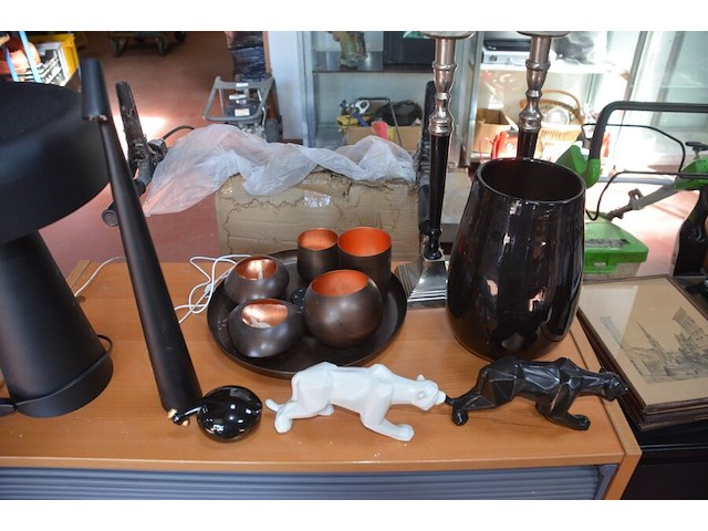 Archiefkast met 2 rol deuren 84x41x99 cm, moderne staanlamp, 2 moderne tafellampen, 2 kandelaars, 3 beeldjes, dienblad met 5 theelichthouders - afbeelding 11 van  11
