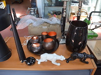 Archiefkast met 2 rol deuren 84x41x99 cm, moderne staanlamp, 2 moderne tafellampen, 2 kandelaars, 3 beeldjes, dienblad met 5 theelichthouders - afbeelding 11 van  11