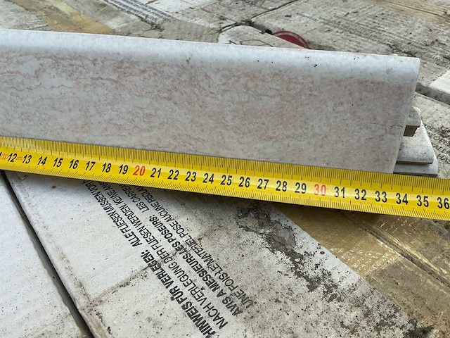 Ariostea mono pasta bianca 8,2 x 33,3 tegelrand - tegelstrip - plint - vloertegel (1500x) - afbeelding 2 van  4