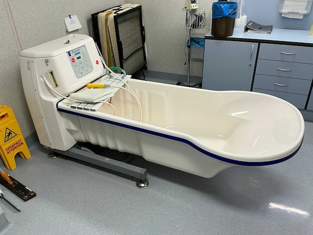 Arjo rhapsody hoog/laag ziekenhuisbad - afbeelding 2 van  6