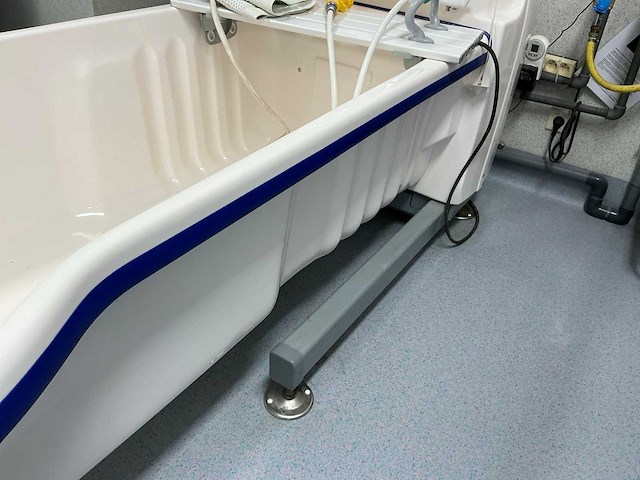 Arjo rhapsody hoog/laag ziekenhuisbad - afbeelding 6 van  6