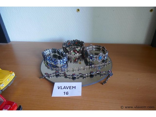 Armbanden met steentjes - afbeelding 1 van  1